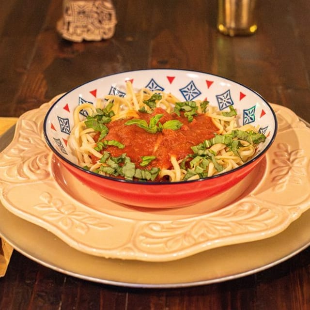 Macarrao Tomate E Maniericao (Tomato and Basil pasta).